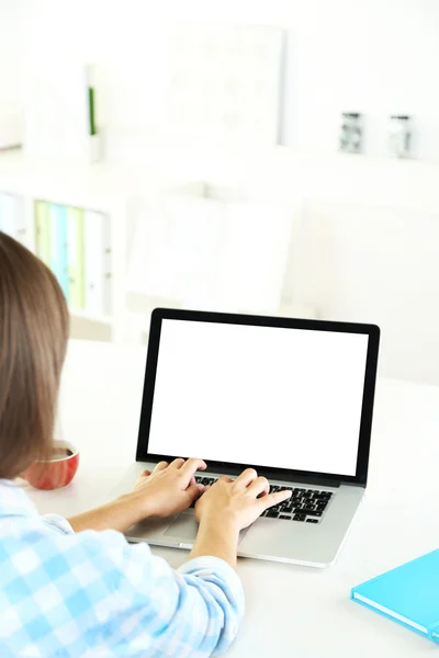 Vrouw werkt met laptop — Stockfoto