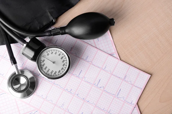 Blutdruckmessgerät, digitales Tablet und Stethoskop — Stockfoto