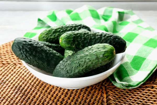 Frische Gurken mit grün karierten Baumwollservietten auf dem Tisch — Stockfoto