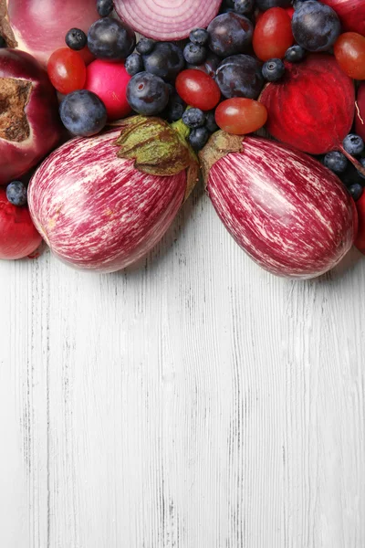 Frutas y hortalizas sobre mesa de madera —  Fotos de Stock