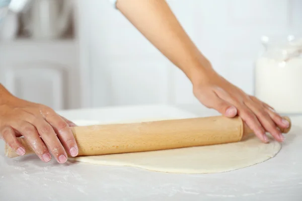 Faire de la pâte pour tarte aux pommes — Photo