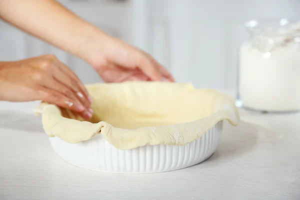 Mulher fazendo torta — Fotografia de Stock