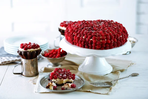 Zoete cake met frambozen — Stockfoto