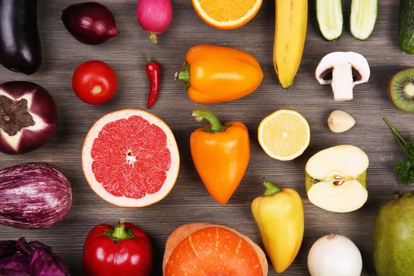 Frutas e legumes em fundo de madeira — Fotografia de Stock