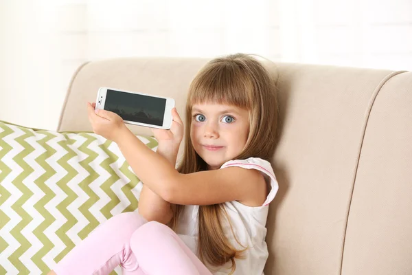 Bella bambina con smart phone — Foto Stock