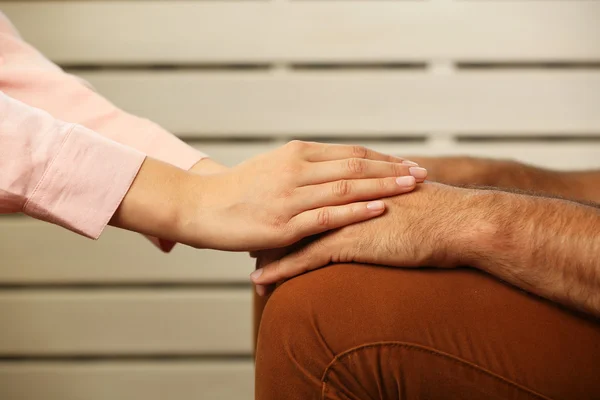 Muž a žena se drží za ruce — Stock fotografie