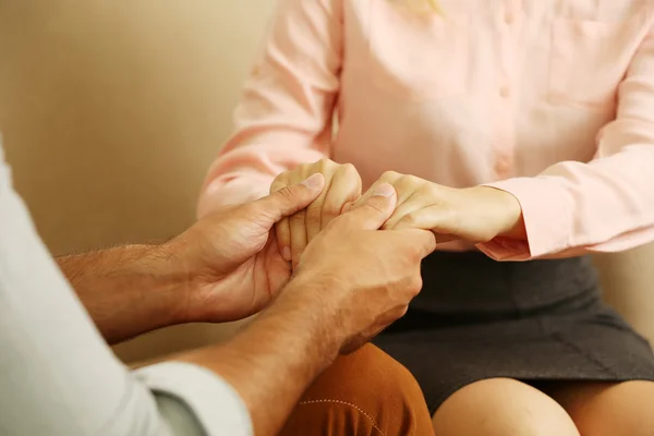 Man en vrouw hand in hand — Stockfoto