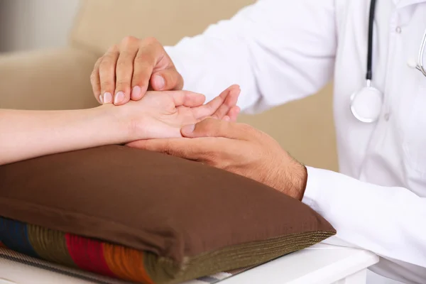 Checking pulse in clinic — Stock Photo, Image