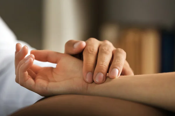 Pulse in kliniek controleren — Stockfoto