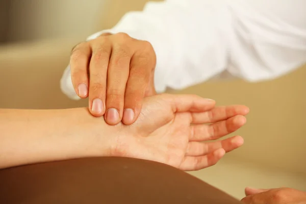 Checking pulse in clinic — Stock Photo, Image