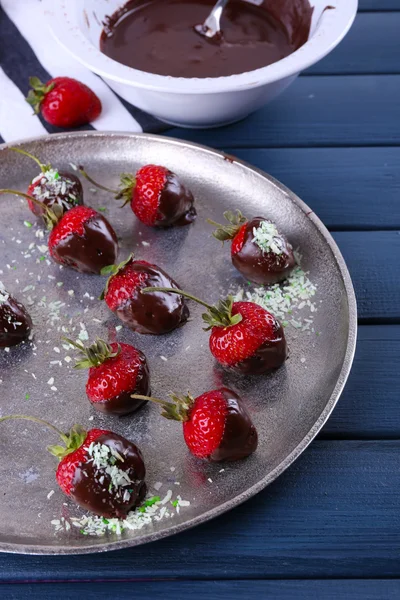 Plaat van aardbeien in chocolade — Stockfoto