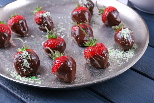 Teller mit Erdbeeren in Schokolade — Stockfoto