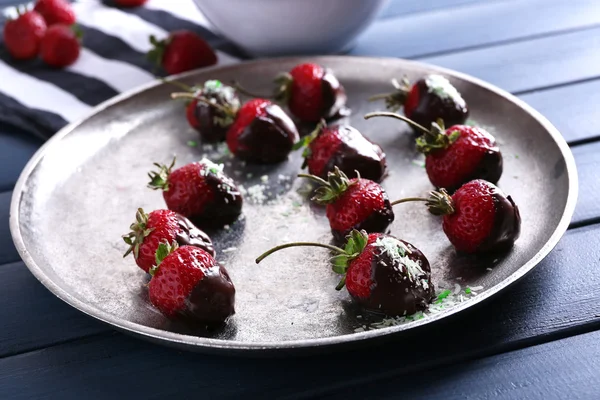 Plaat van aardbeien in chocolade — Stockfoto