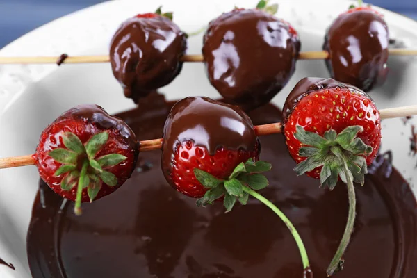 Delicious strawberries in chocolate — Stock Photo, Image