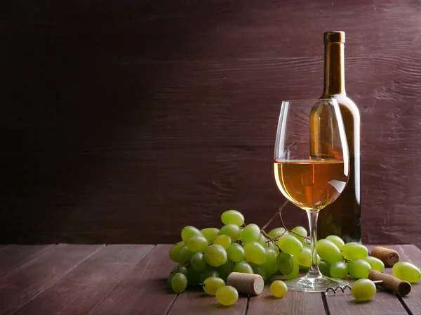 Fles en glas wijn — Stockfoto
