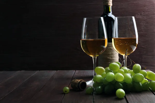 Botella y vasos de vino —  Fotos de Stock