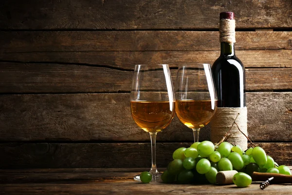 Botella y vasos de vino —  Fotos de Stock