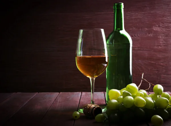 Бутылка и бокал вина — стоковое фото