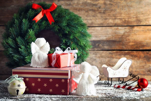 Geschenkdozen op houten ondergrond — Stockfoto