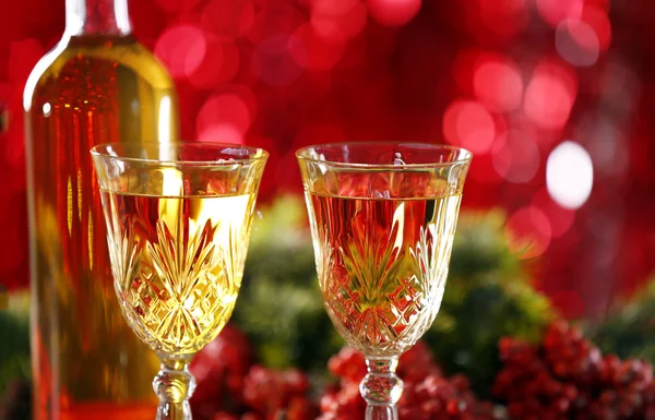 Champagne e addobbi natalizi su sfondo luminoso — Foto Stock