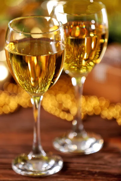 Champagne en kerst decoratie op lichte achtergrond — Stockfoto