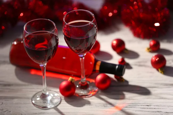 Vino e addobbi natalizi sulla tavola di legno — Foto Stock