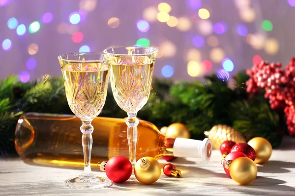 A fából készült asztal pezsgőt és karácsonyi dekoráció — Stock Fotó