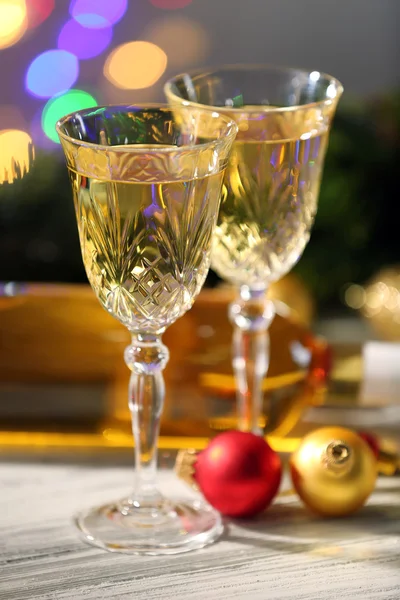 Champagne e addobbi natalizi su tavola di legno — Foto Stock
