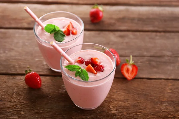 Frischer Erdbeerjoghurt mit Beeren auf Holzgrund — Stockfoto