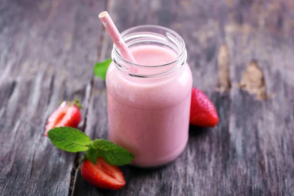 Friska jordgubbar yoghurt med mynta och bär runt på trä bakgrund — Stockfoto