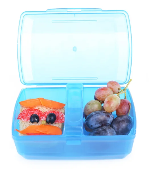 Креативний бутерброд і фрукти в пластиковій коробці для обідів ізольовані на білому тлі — стокове фото