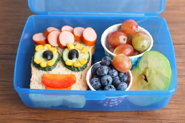水果在饭盒上木制背景创意三明治 — 图库照片