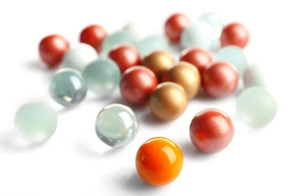Diferentes bolas aisladas en blanco, concepto de individualidad — Foto de Stock