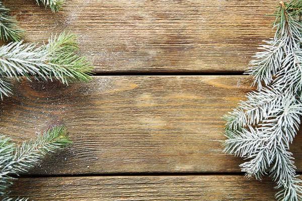 Julgran med frost på gamla träbord — Stockfoto