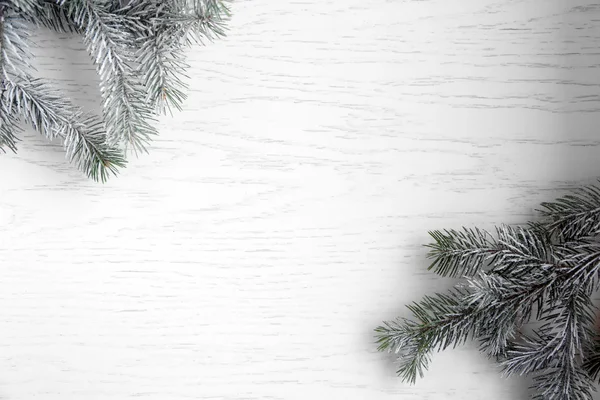 Frost'un üzerinde eski ahşap masa ile Noel ağacı