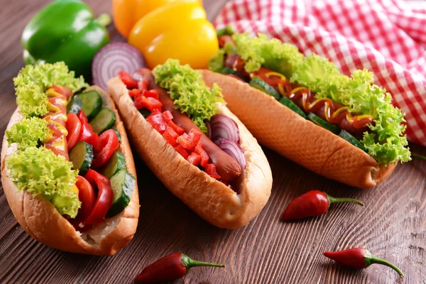 Hot dogs sur fond en bois gros plan — Photo