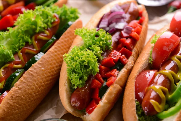 Hot dogs et légumes sur papier artisanal gros plan — Photo