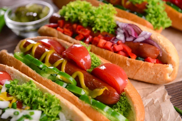 Hot dogs et légumes sur papier artisanal gros plan — Photo