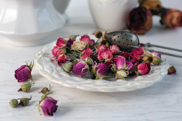 Thé rose fleurs sur assiette sur table en bois — Photo