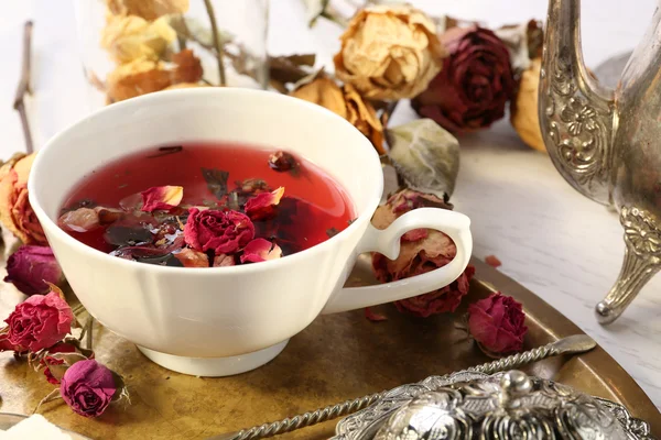 热金属托盘上的玫瑰花茶 — 图库照片