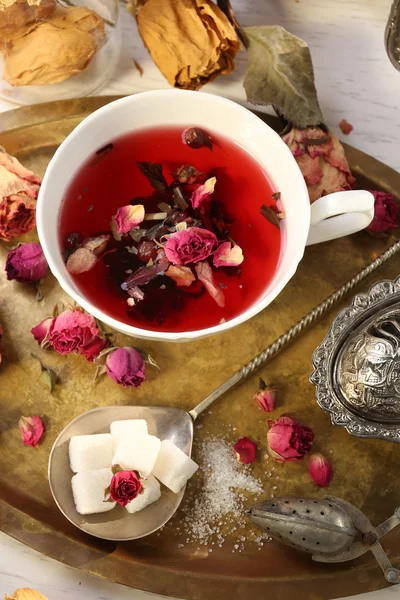 Tè rosa caldo su vassoio di metallo — Foto Stock