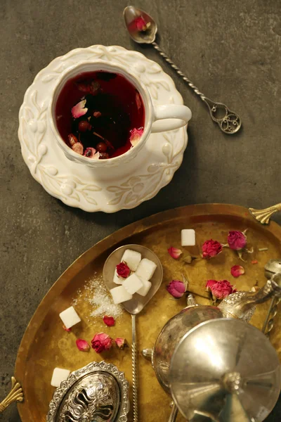 Tasse de thé rose avec sucre sur table en bois — Photo