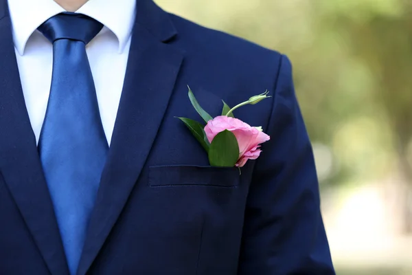 Bruidegom met corsages outdoors — Stockfoto