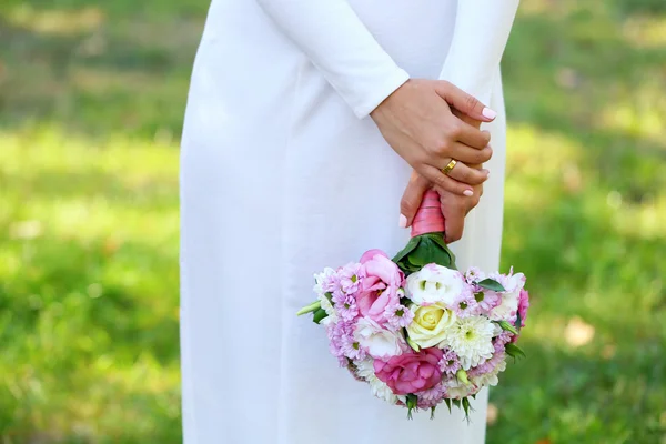 Hermoso ramo de boda en manos de la novia — Foto de Stock