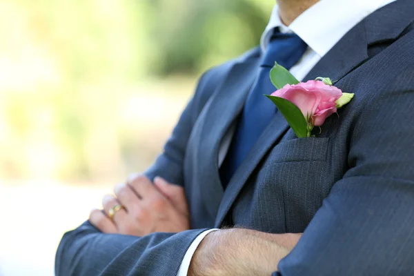 Bruidegom met corsages outdoors — Stockfoto