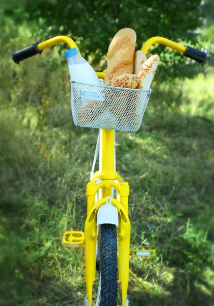 Cesta de alimentos frescos em bicicleta — Fotografia de Stock