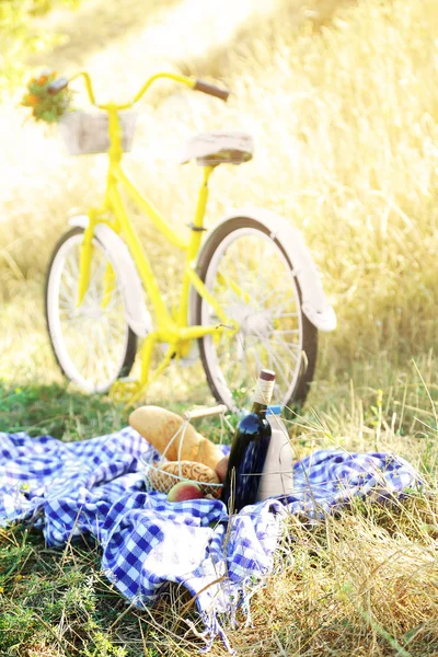 Vélo jaune et collation pique-nique — Photo