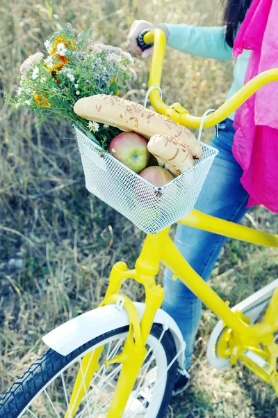 Kvinnan kör cykel — Stockfoto