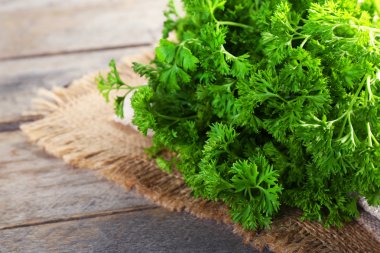 Çul peçete üzerinde taze maydanoz