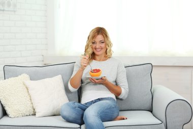 güzel bir kadınla greyfurt